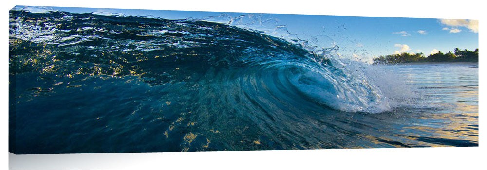 An ocean wave approaching shoe on Oahu.